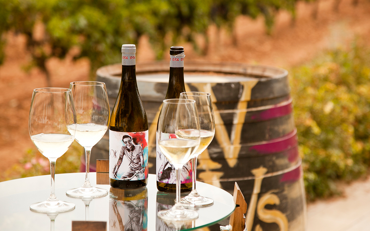 Imatge d’activitat d’enoturisme a celler del Penedès amb tast de vins